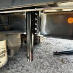 Hydraulic jack attached to rigid vehicle chassis