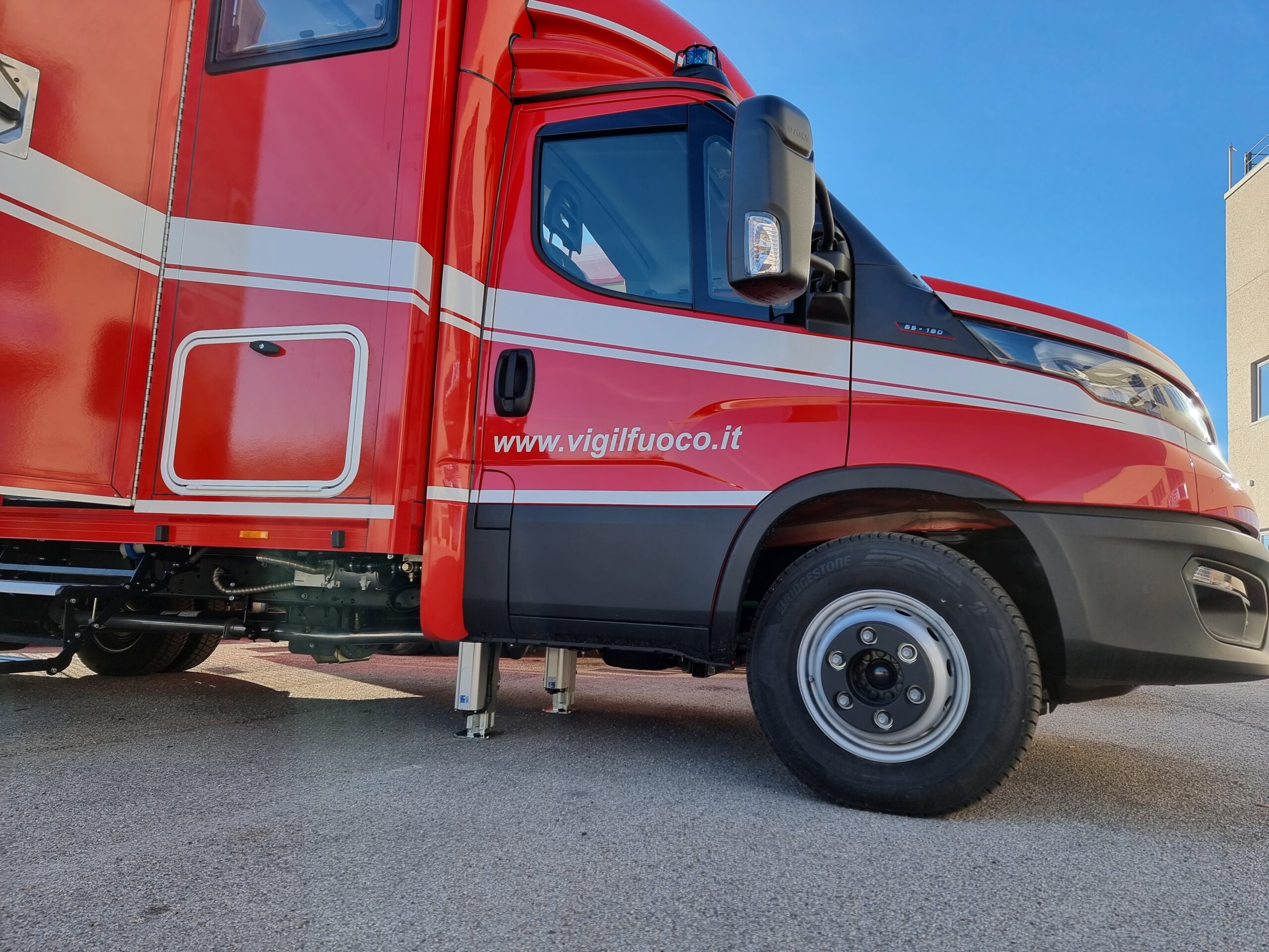 Front shot of vehicle being levelled by AutoLift system