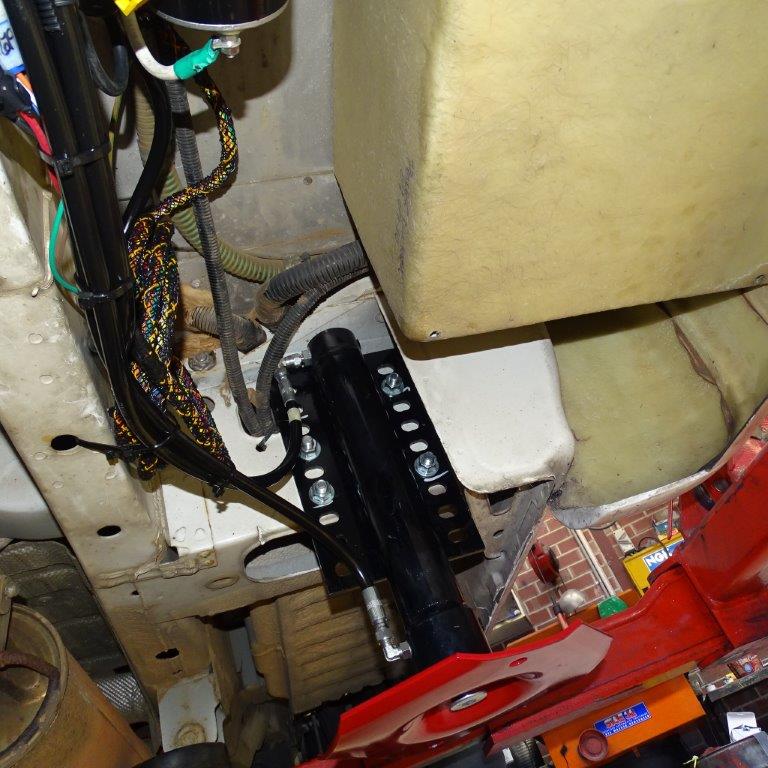 Hydraulic jack mounted to Ford Transit chassis