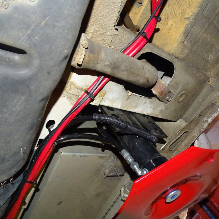 Hydraulic levelling system installed on Ford Transit chassis